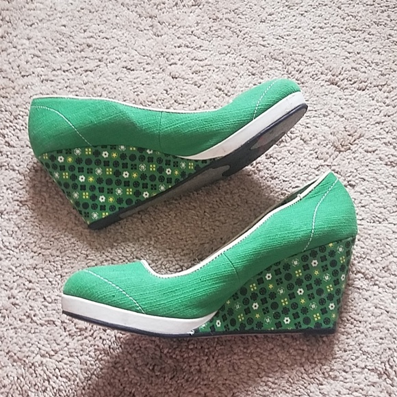 Psychobilly green platform pumps!